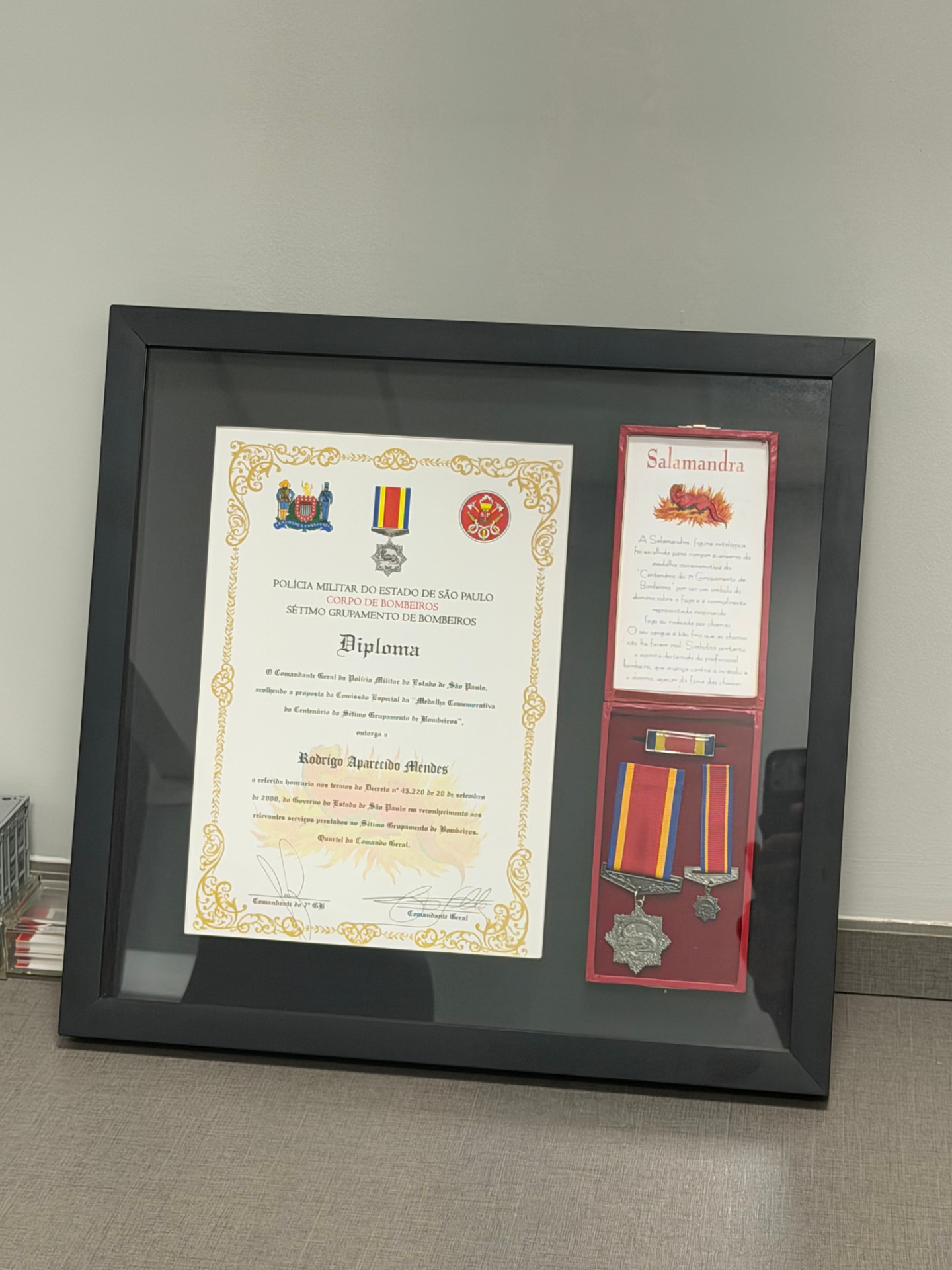 Quadro com o diploma e as medalhas do Centenário do 7º Grupamento de Bombeiros