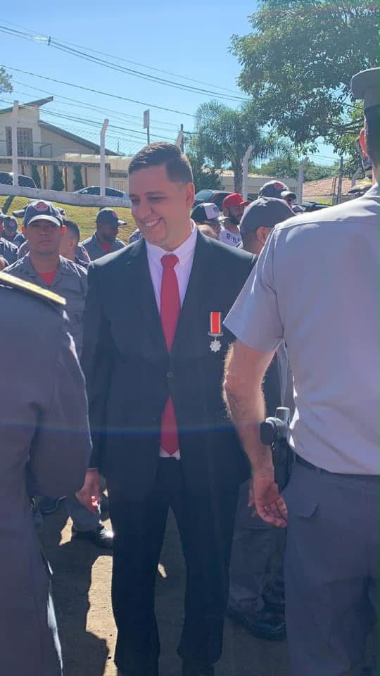 Rodrigo Mendes recebendo a medalha comemorativa em cerimônia do Corpo de Bombeiros